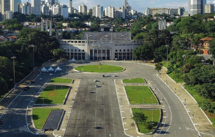Praça Charles Miller e Estádio do Pacaembu, em São Paulo